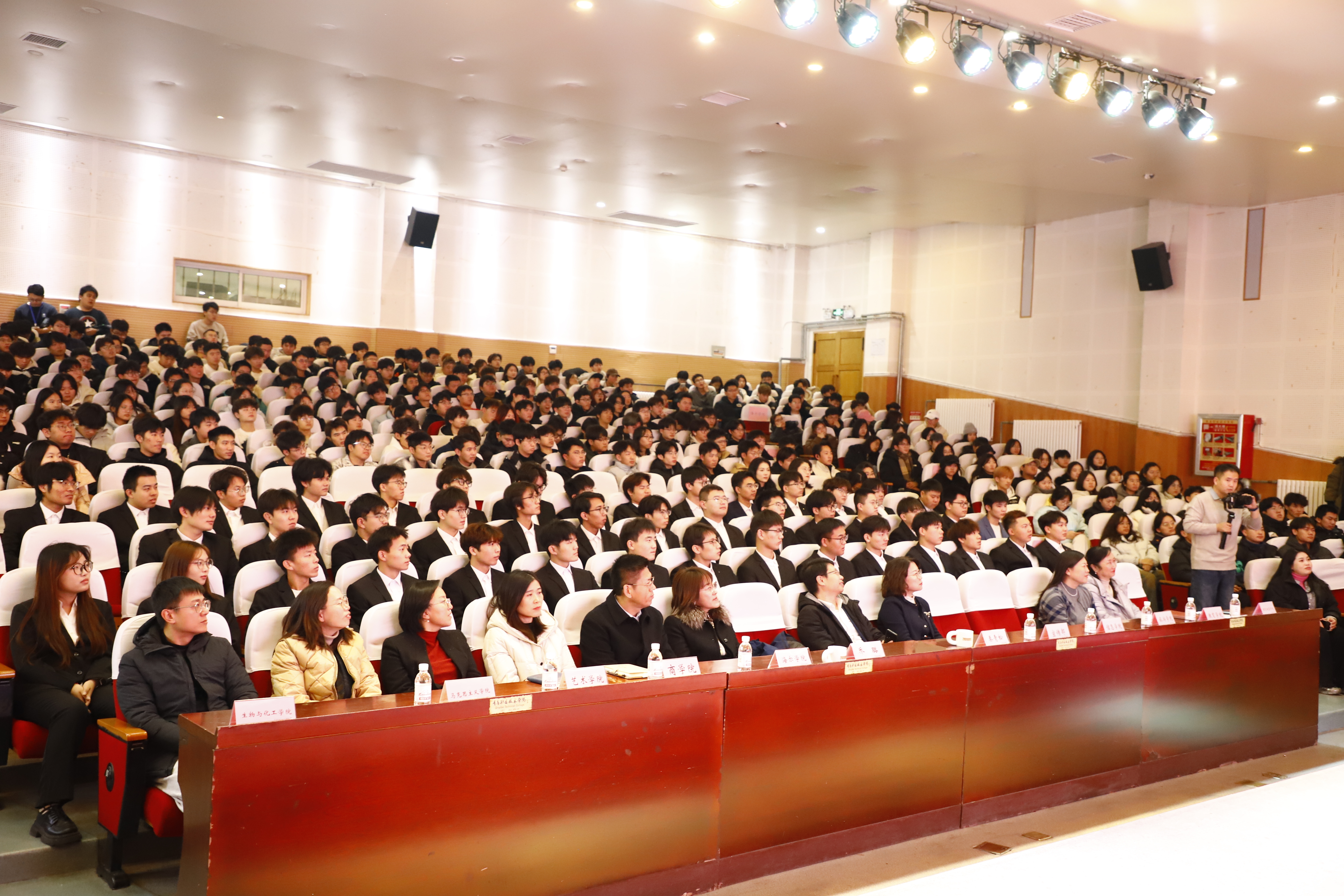 “人民工匠”许振超走进青岛职业技术学院为师生讲述“我走过的工匠路”