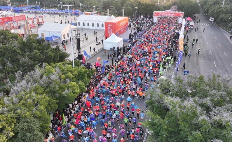 2024赣州马拉松鸣枪起跑