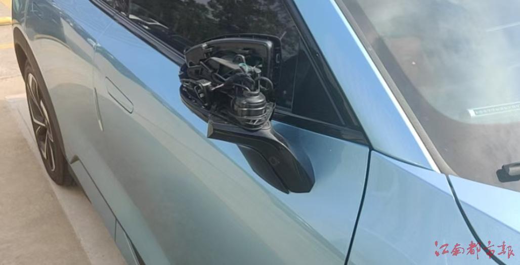 ▲ 张先生所驾驶深蓝汽车剐撞后,后视镜损坏。