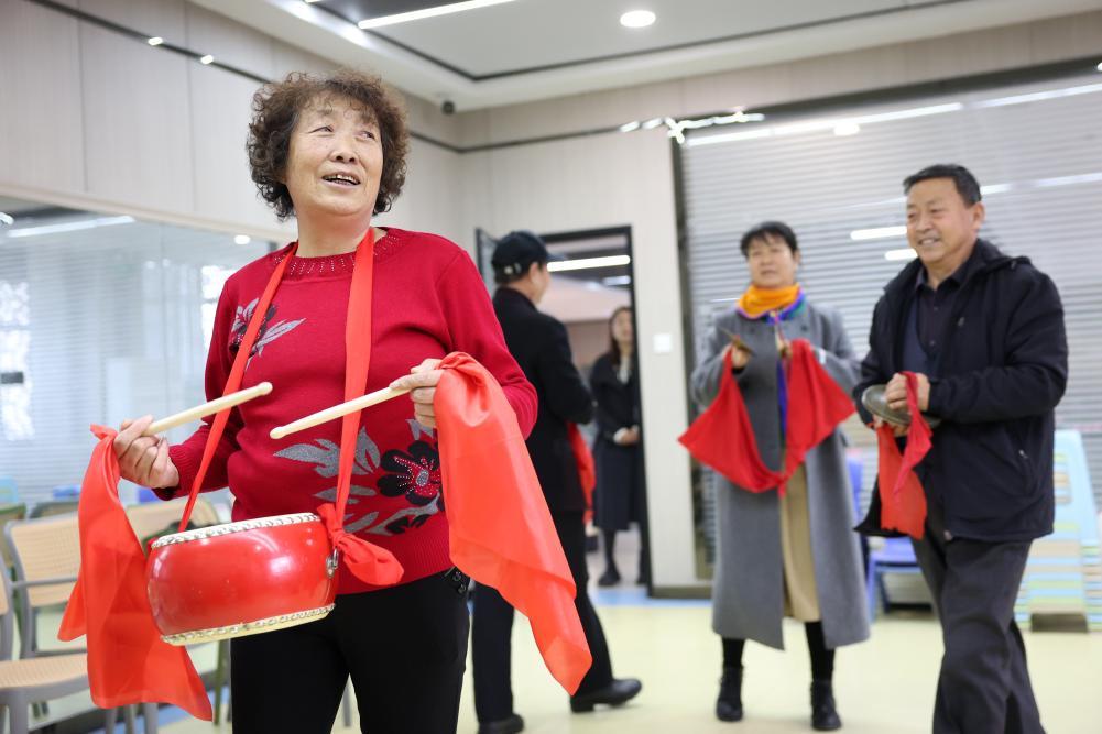 在甘肃省华亭市东华镇东华综合养老服务中心，老人在活动室参加文化社团活动。新华社记者　陈斌　摄