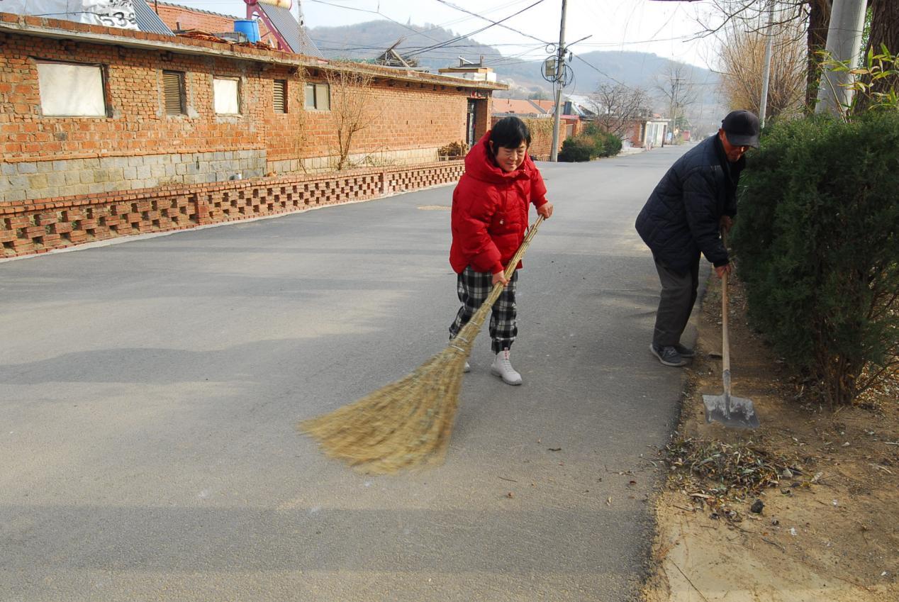 12月20日，山东省青岛市即墨区温泉街道山里村村民在打扫卫生。