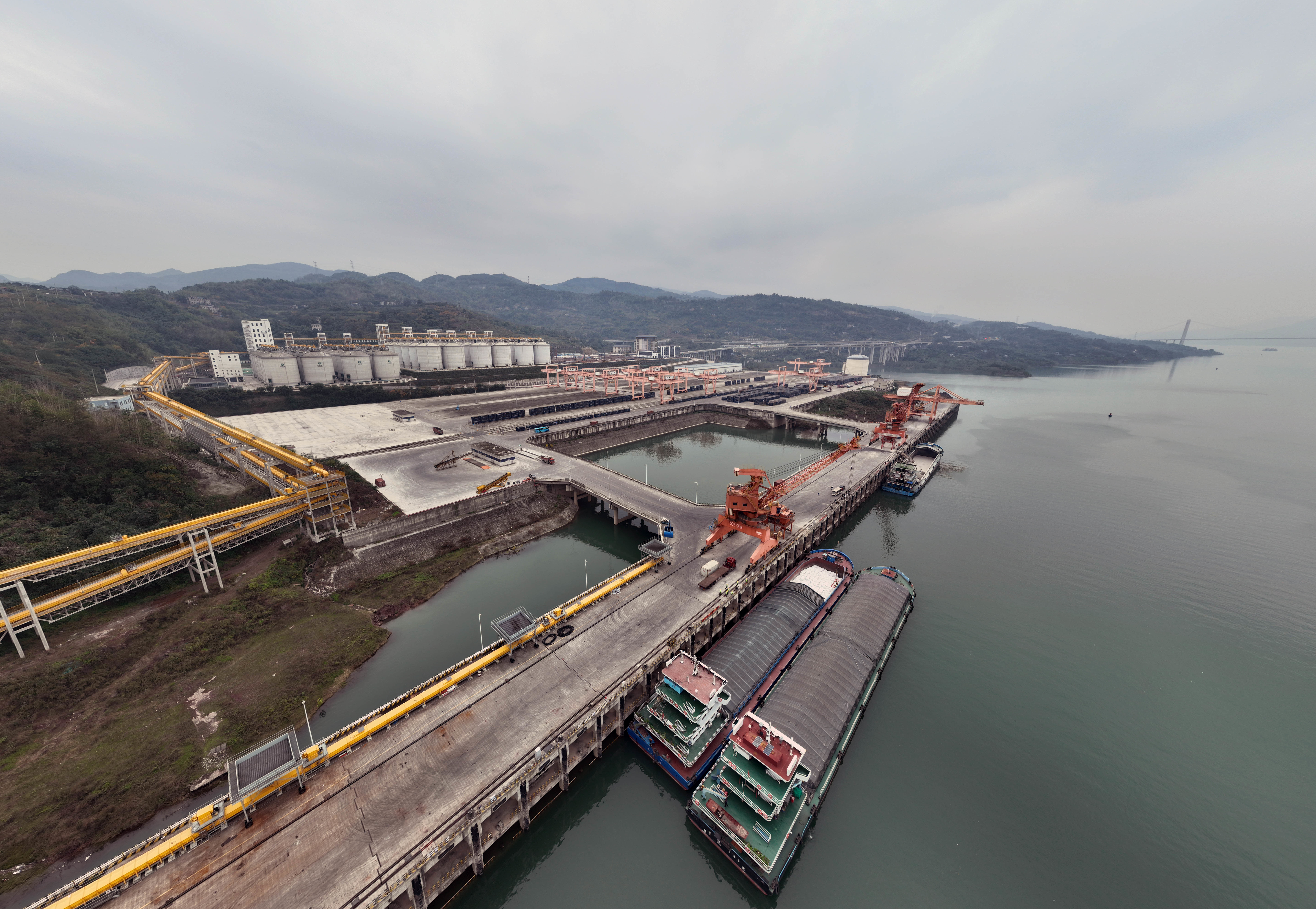 12月11日，船舶正在万州新田港装运货物。 记者 罗斌 摄