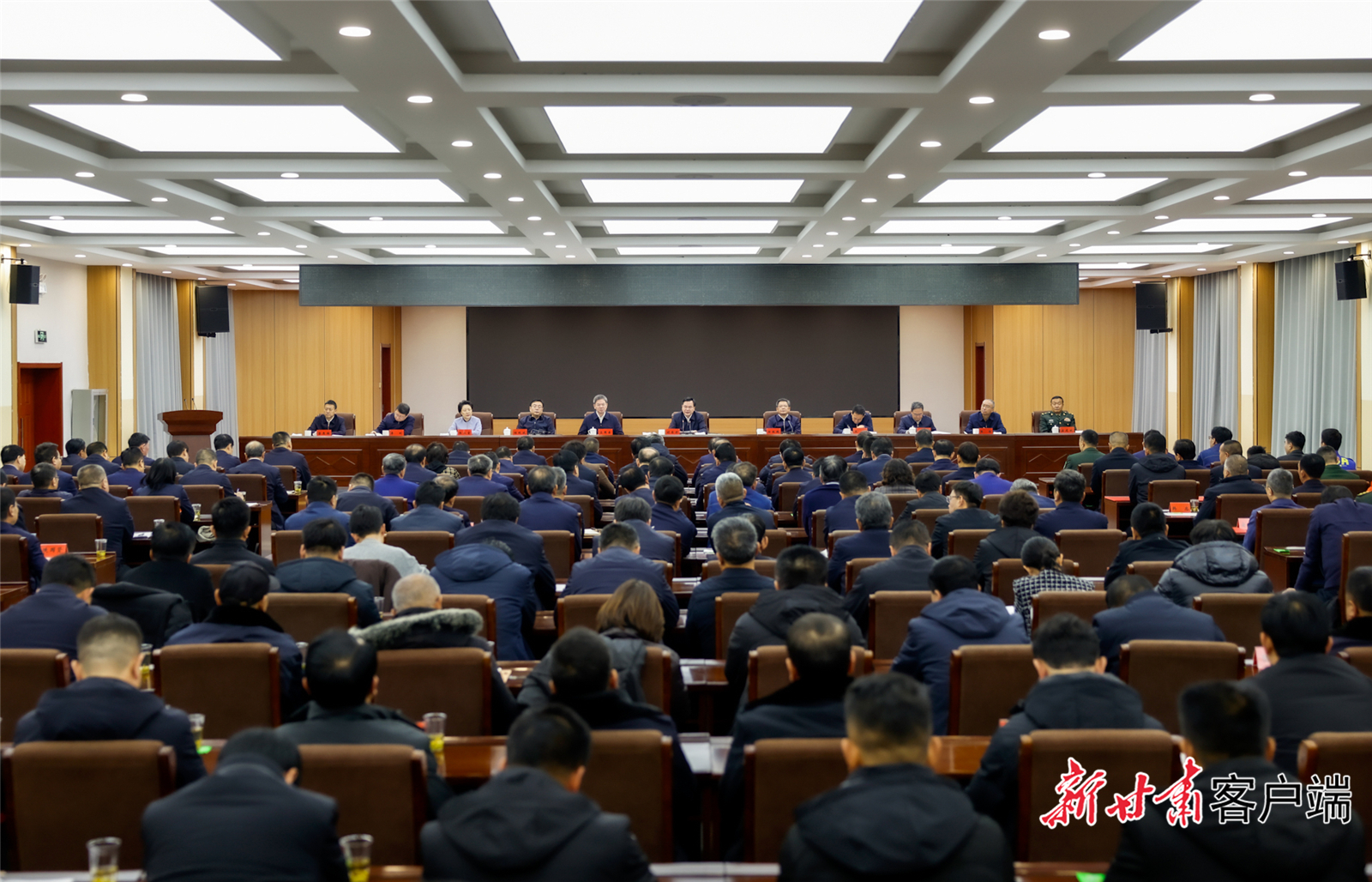 12月18日，积石山6.2级地震灾后恢复重建工作会议在积石山县召开，省委书记、省人大常委会主任胡昌升出席并讲话。新甘肃·甘肃日报记者　孟捷