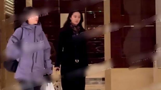 刘亦菲和陈金飞酒店聚餐，刘亦菲一身黑衣又飒又美，陈金飞状态好封面图