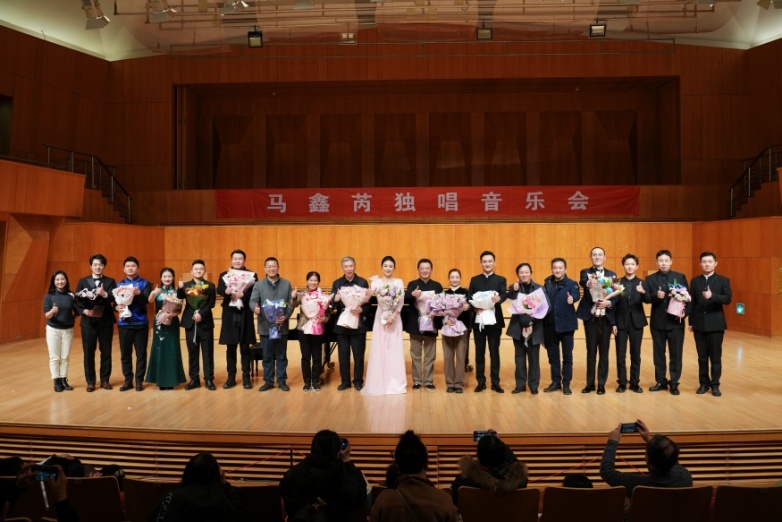 嘉宾留影，花团锦簇