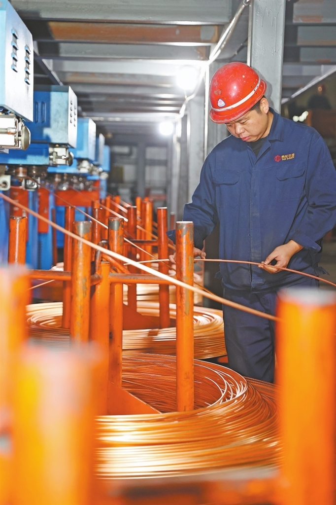 在江西泰和百盛实业有限公司，工人利用再生铜制作铜杆。