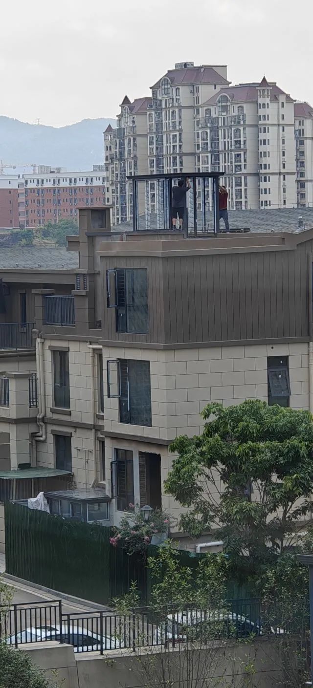 赣县区华润万橡府别墅区业主违章搭建 多次投诉都没有用