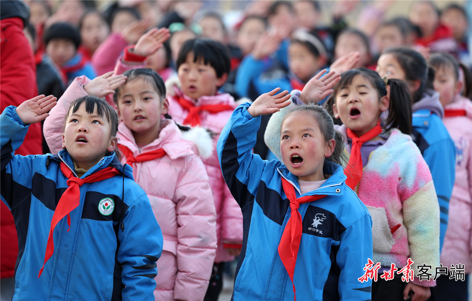 2023年12月25日，积石山县柳沟乡阳山希望小学举行升国旗仪式。新甘肃&middot;甘肃日报记者　冯乐凯