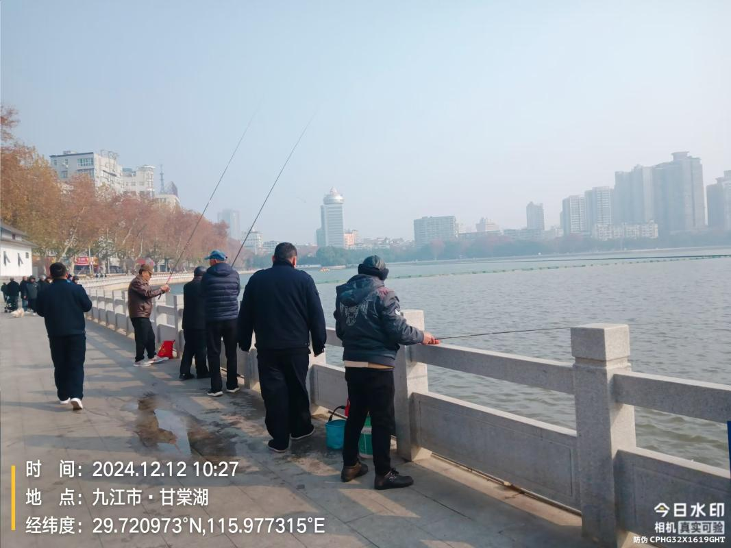市民在两湖水域钓鱼