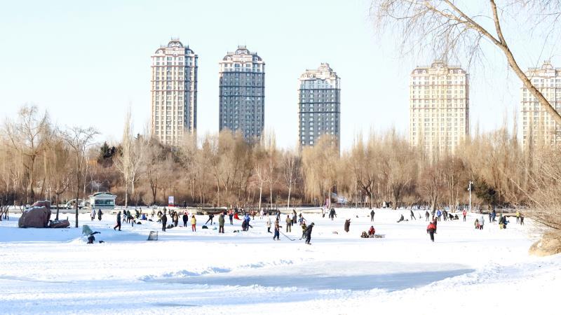 哈尔滨人开始全面展示技能!网友:天生的吗?快来看看你家附近的冰场吧