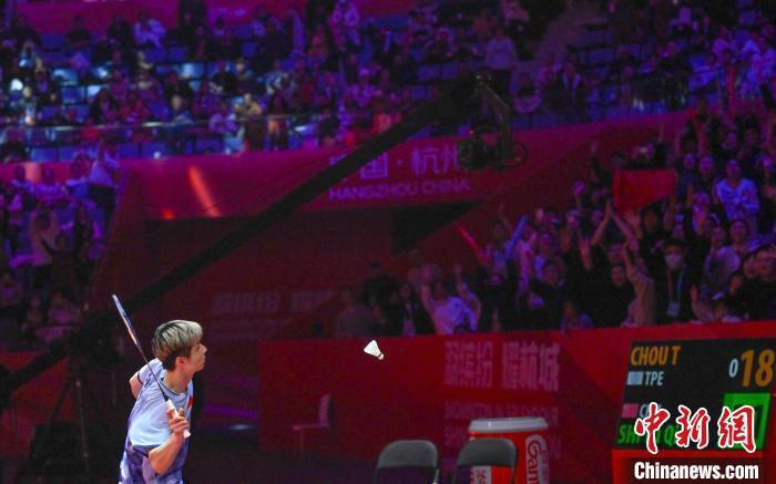 12月14日,2024世界羽联世界巡回赛总决赛在浙江杭州举行,中国选手石宇奇在男单半决赛中2比0战胜中国台北选手周天成,晋级决赛。图为石宇奇在获胜后将球发向观众席。王刚 摄