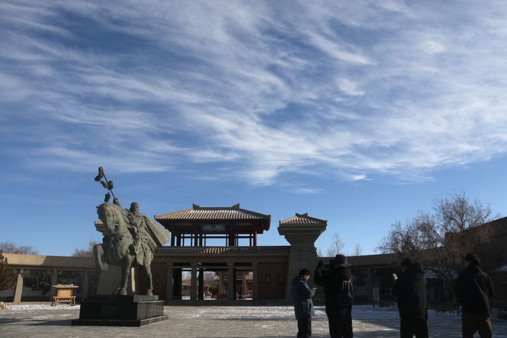 2024年12月14日，游客在甘肃省敦煌市阳关博物馆参观。张晓亮　摄