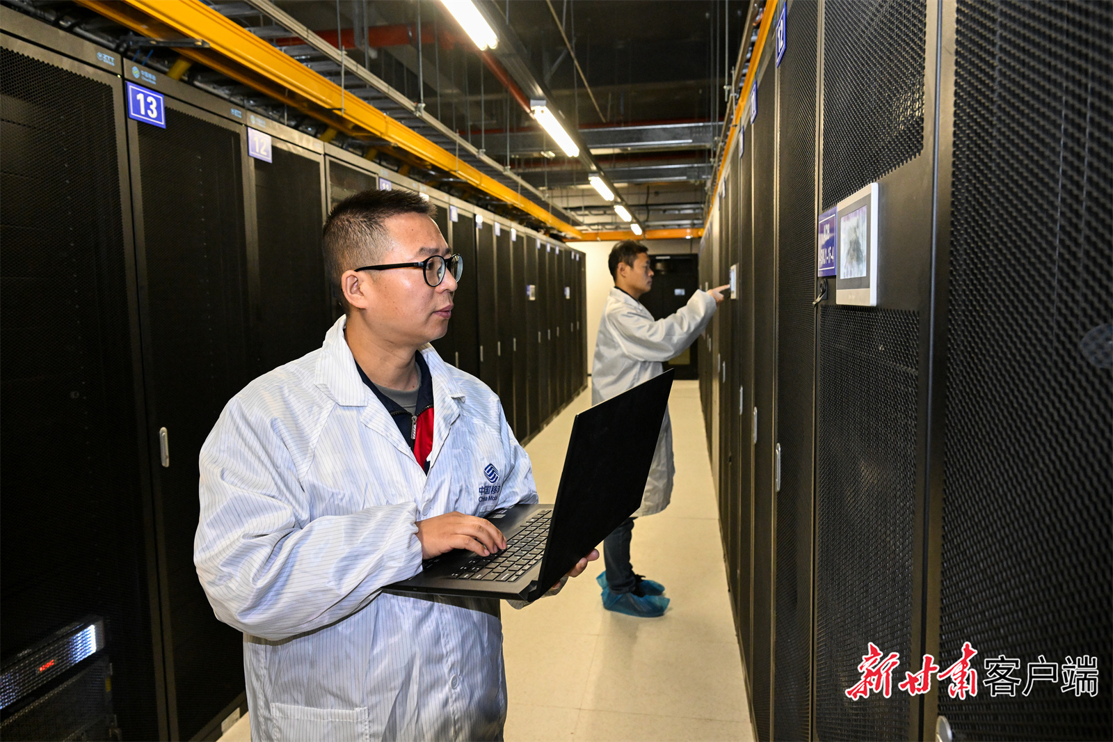 中国移动（甘肃&middot;庆阳）绿色智算中心，技术人员在IDC机房检查设备运行情况。本版未署名图片均由俄少飞提供