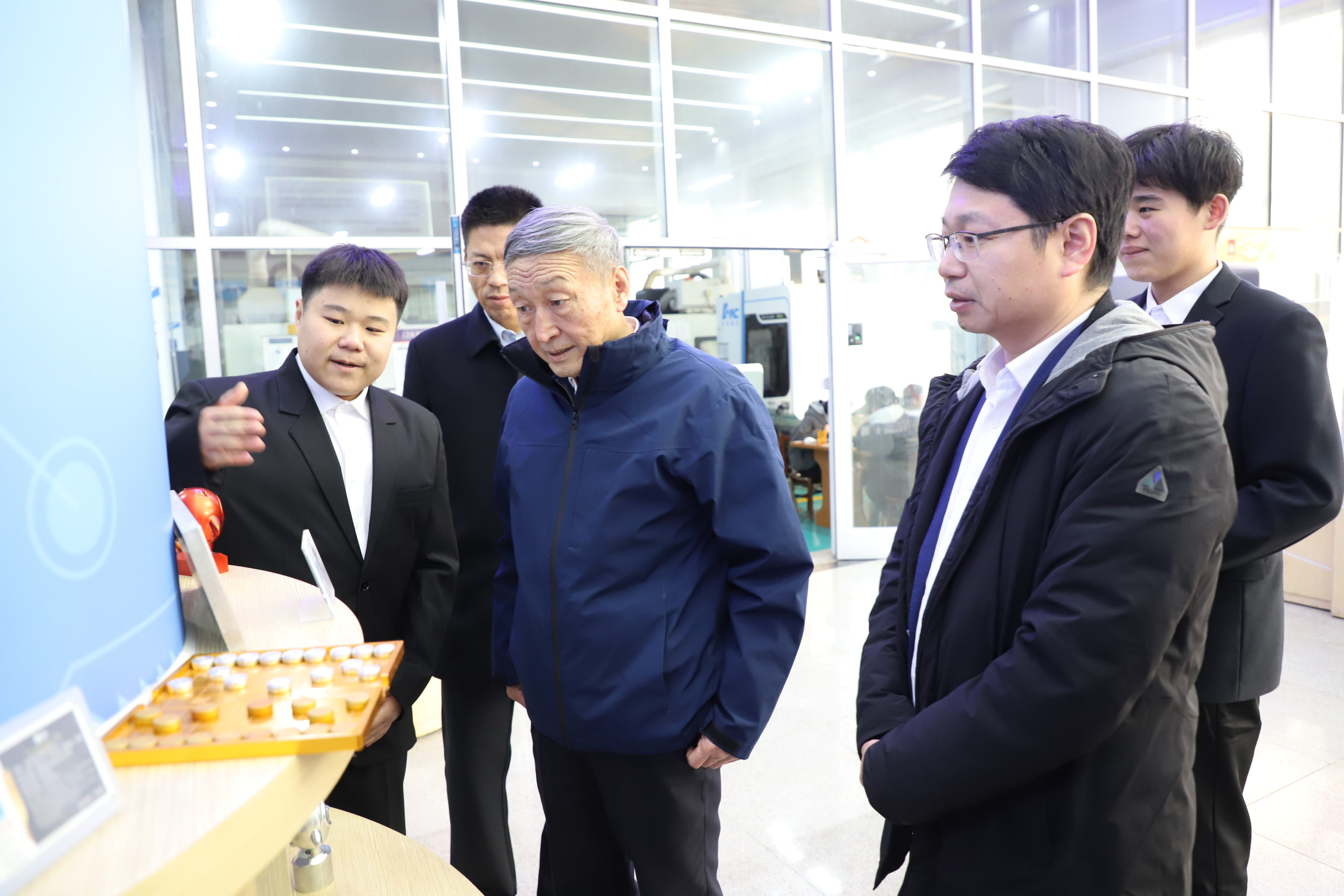 “人民工匠”许振超走进青岛职业技术学院为师生讲述“我走过的工匠路”