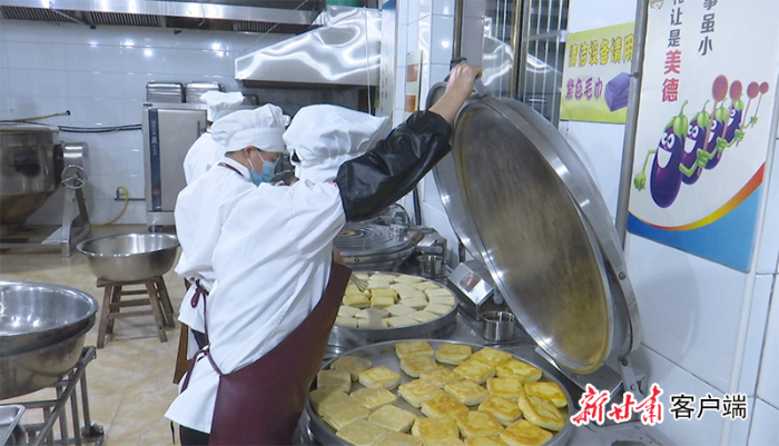 学校食堂工作人员正在准备营养午餐