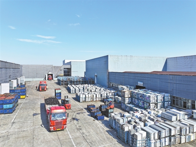 11月26日，越来越多“退役”冰箱、空调等废旧家电被送往丰城市循环经济产业园拆解“重生”。