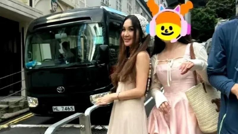 58岁温碧霞穿少女服化浓妆在香港街头散步！网友：妆太浓好吓人封面图