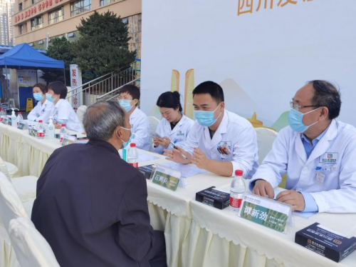 友谊医院医生在社区开展肿瘤防治活动