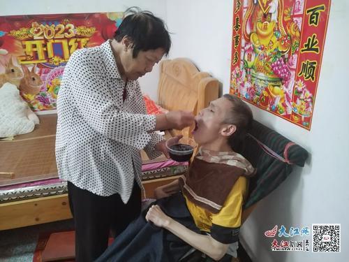 芦月英(左一)正在照顾小儿子