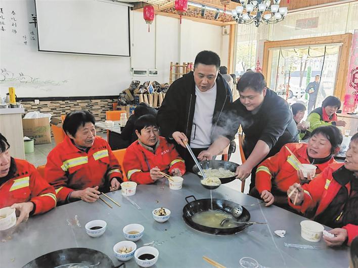 餐饮店老板申荣进不停给环卫工人续饺子