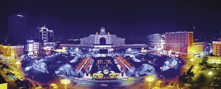 精心布置的站前南广场节日亮化工程美轮美奂。 张扬 摄