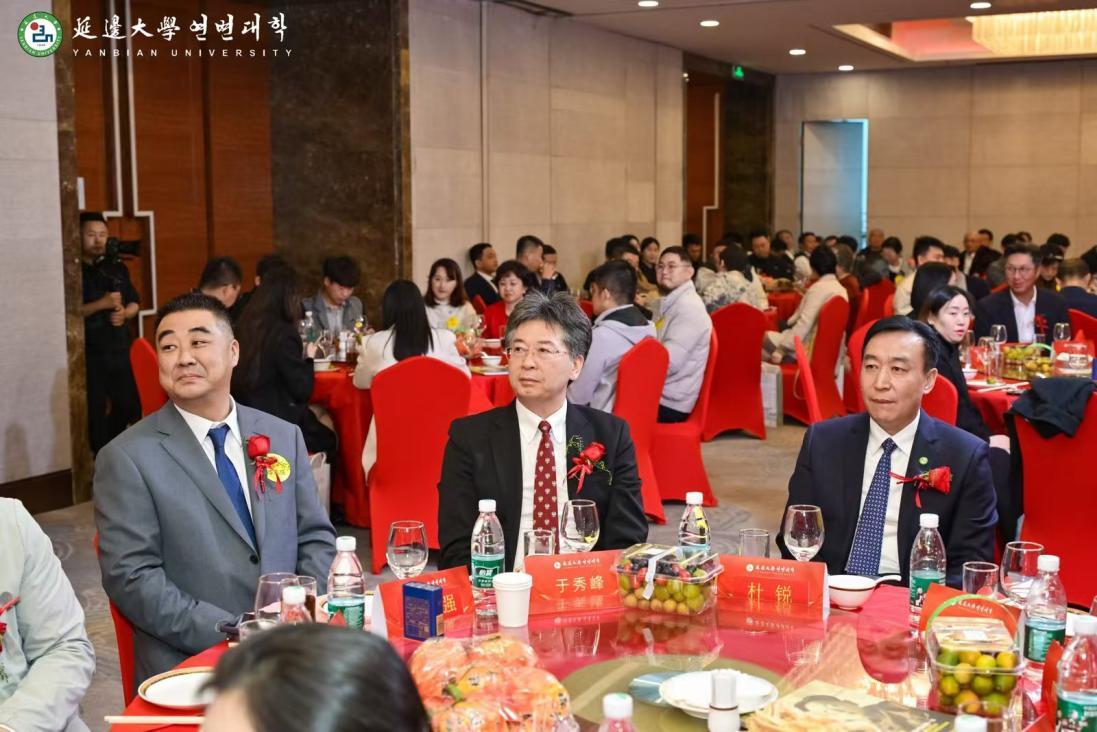 与会领导、嘉宾、校友聆听分享