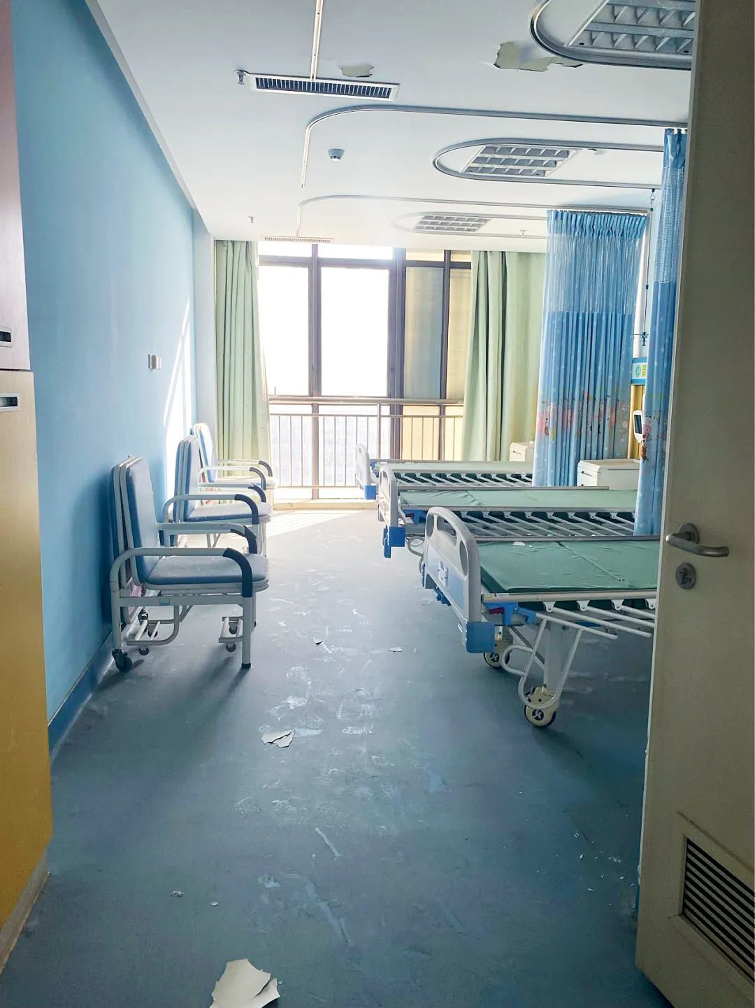 11月26日下午,宿迁儿童医院六病区(神经、消化、内分泌科)内,空置的病房。
