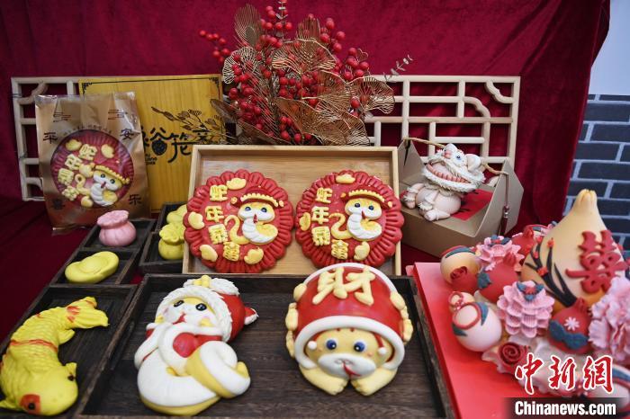 图为该店推出的三款“萌蛇”花馍 中新社记者 九美旦增 摄