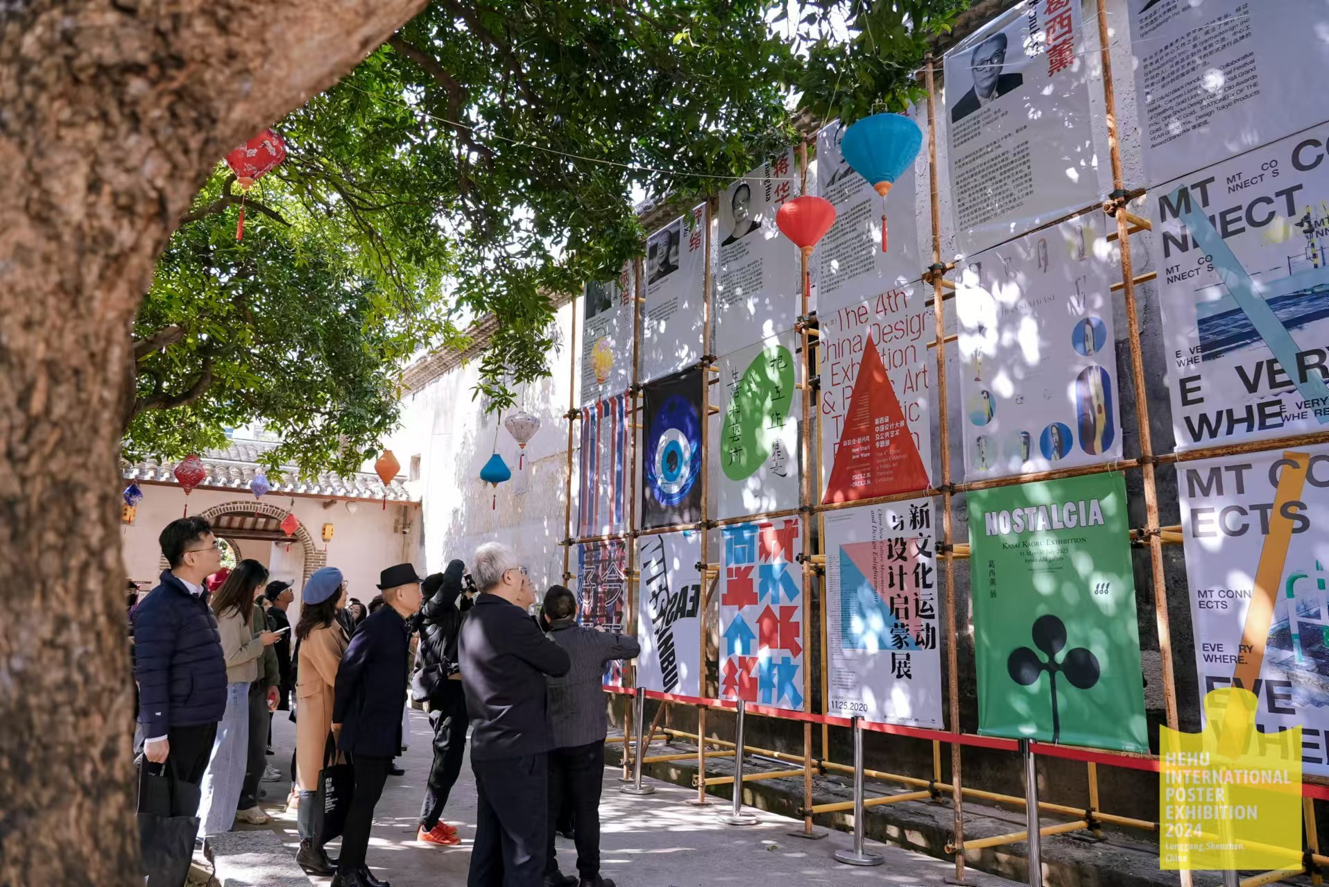 鹤湖新居内处处琳琅满目的海报展区