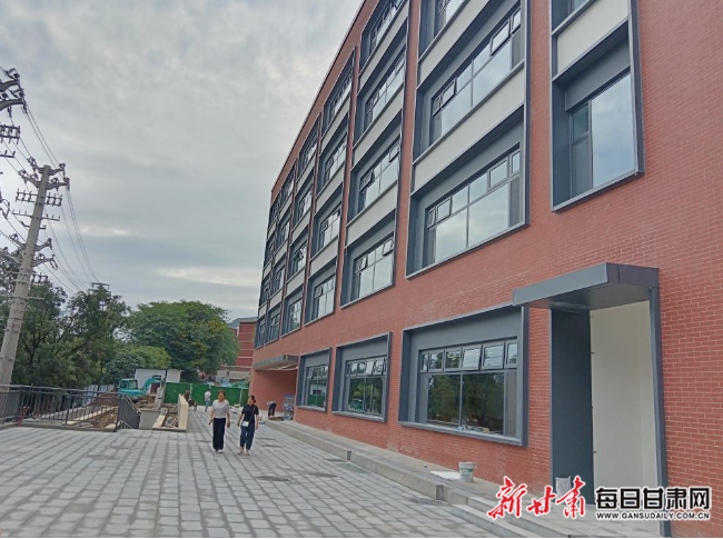 新建成的天水市秦州区建二小学南校区