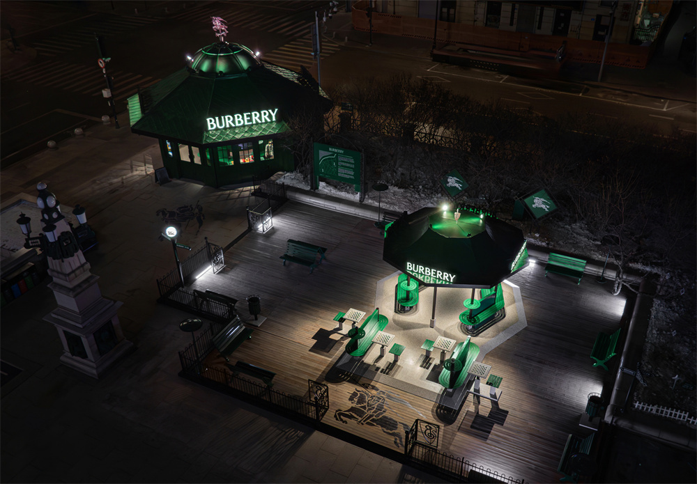 BURBERRY 哈尔滨限时精品店风采揭幕，以英伦公园主题致敬品牌外套历史