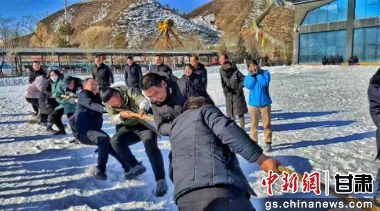 冰雪运动欢乐无限　何天泽　摄