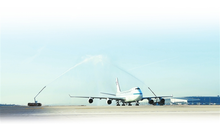 12月22日，中原龙浩航空B747全货机从印度金奈飞抵郑州，两条银色的水柱喷射而出，形成一座“水门”，向这架飞机致以民航界最高礼仪。（ 姚自力 摄）