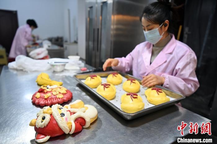 图为蒸制好的“蛇年”花馍 中新社记者 九美旦增 摄