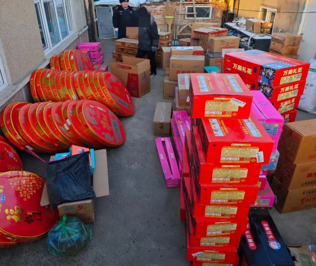 冰城公安一次性查获非法储存烟花爆竹万余件