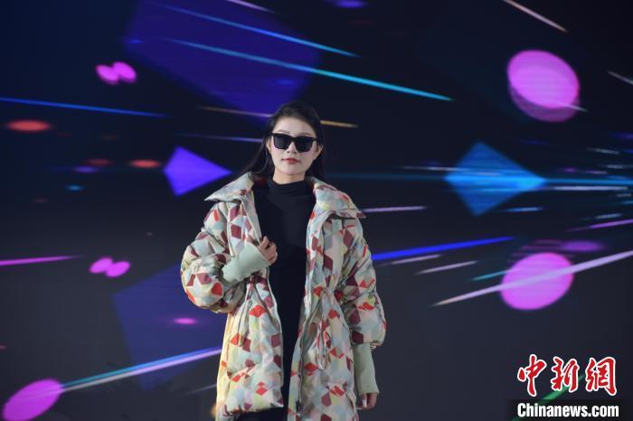 江西共青城：羽绒时装秀时尚潮流展