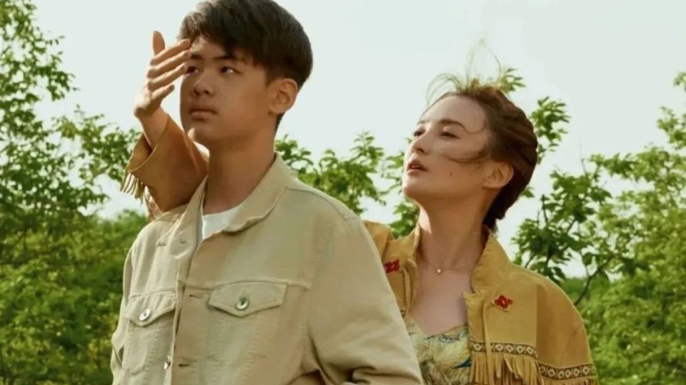 蒋勤勤17岁大儿子正脸曝光，容貌与爸爸简直神似，陈建斌的基因太强大封面图