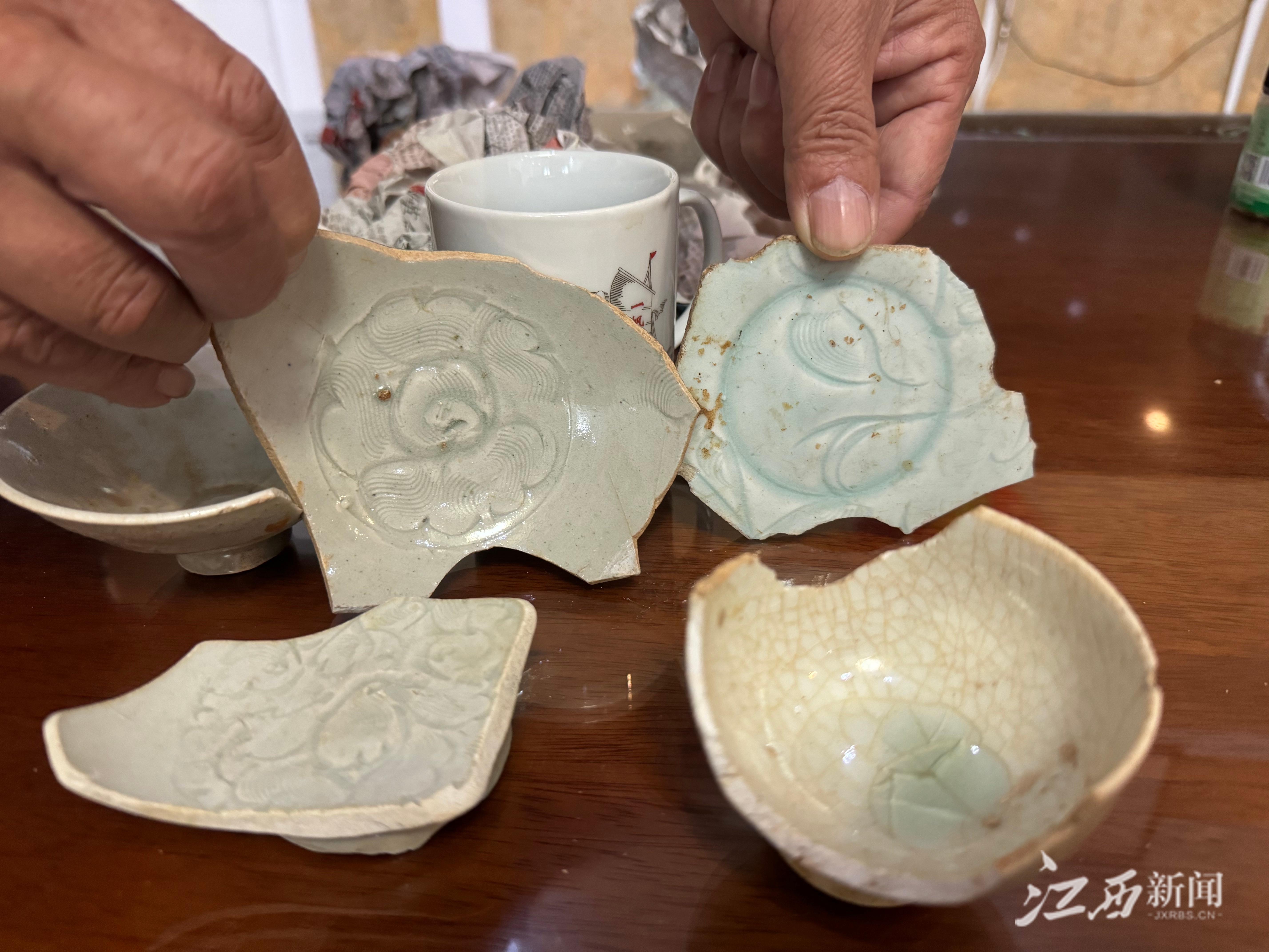 ▲村民收藏的古瓷碎片标本，可见精美的雕花图案。