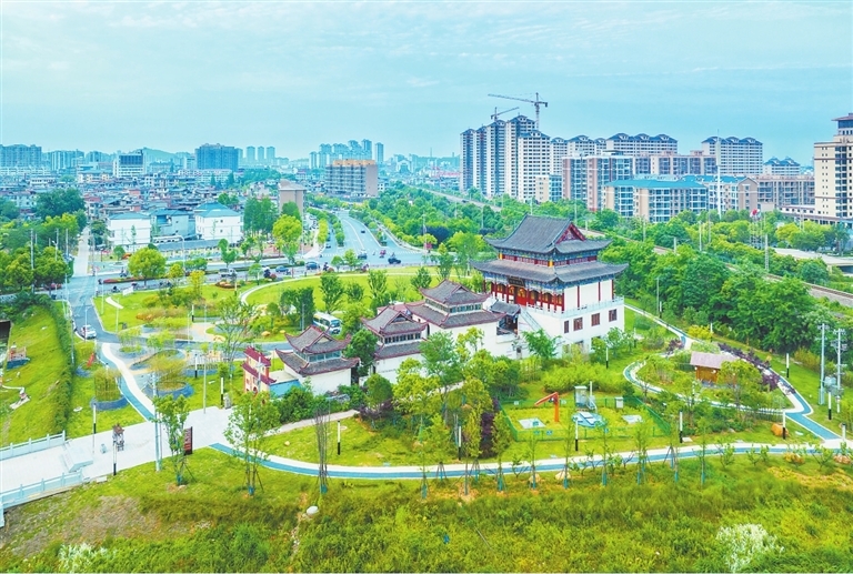 因地制宜打造“口袋公园”。　　本报全媒体记者 曹诚平摄