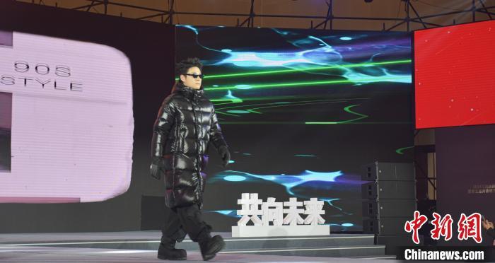 图为模特正在T台走秀。巫发阳 摄