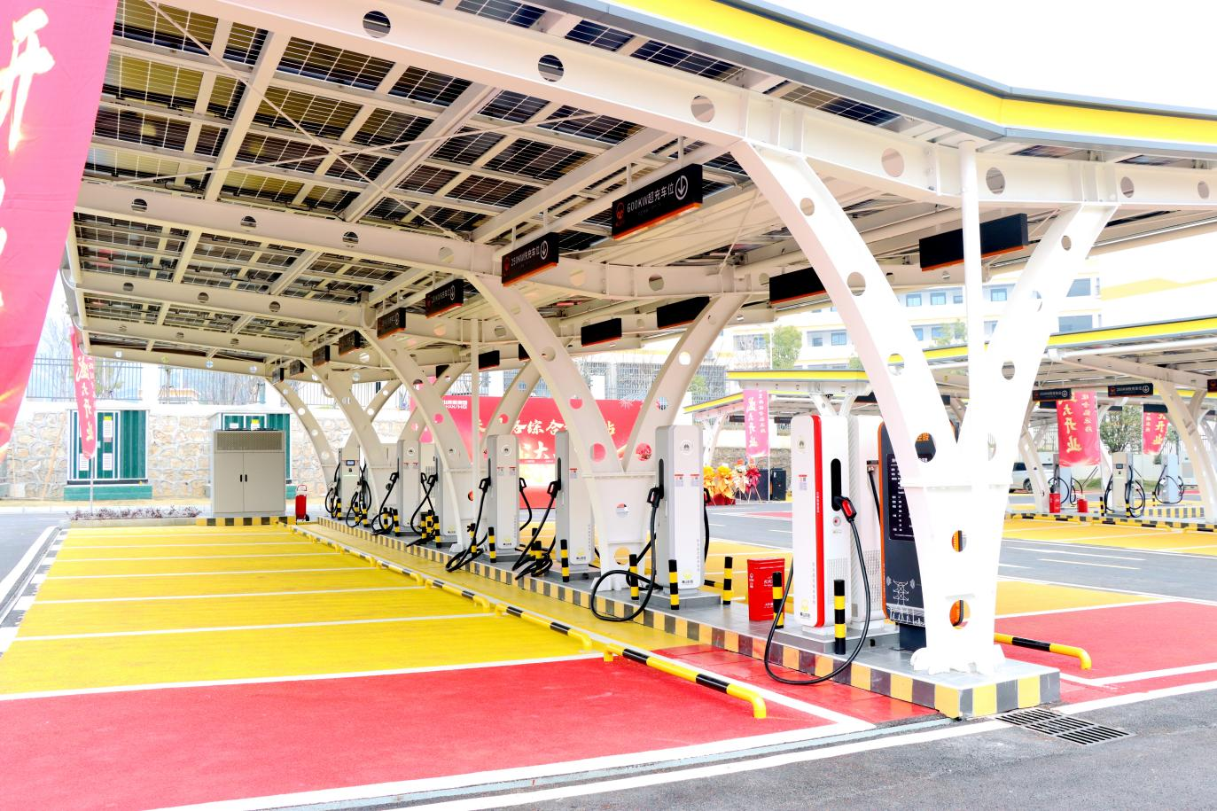 新区首座“光储充换”一体化综合能源站开业