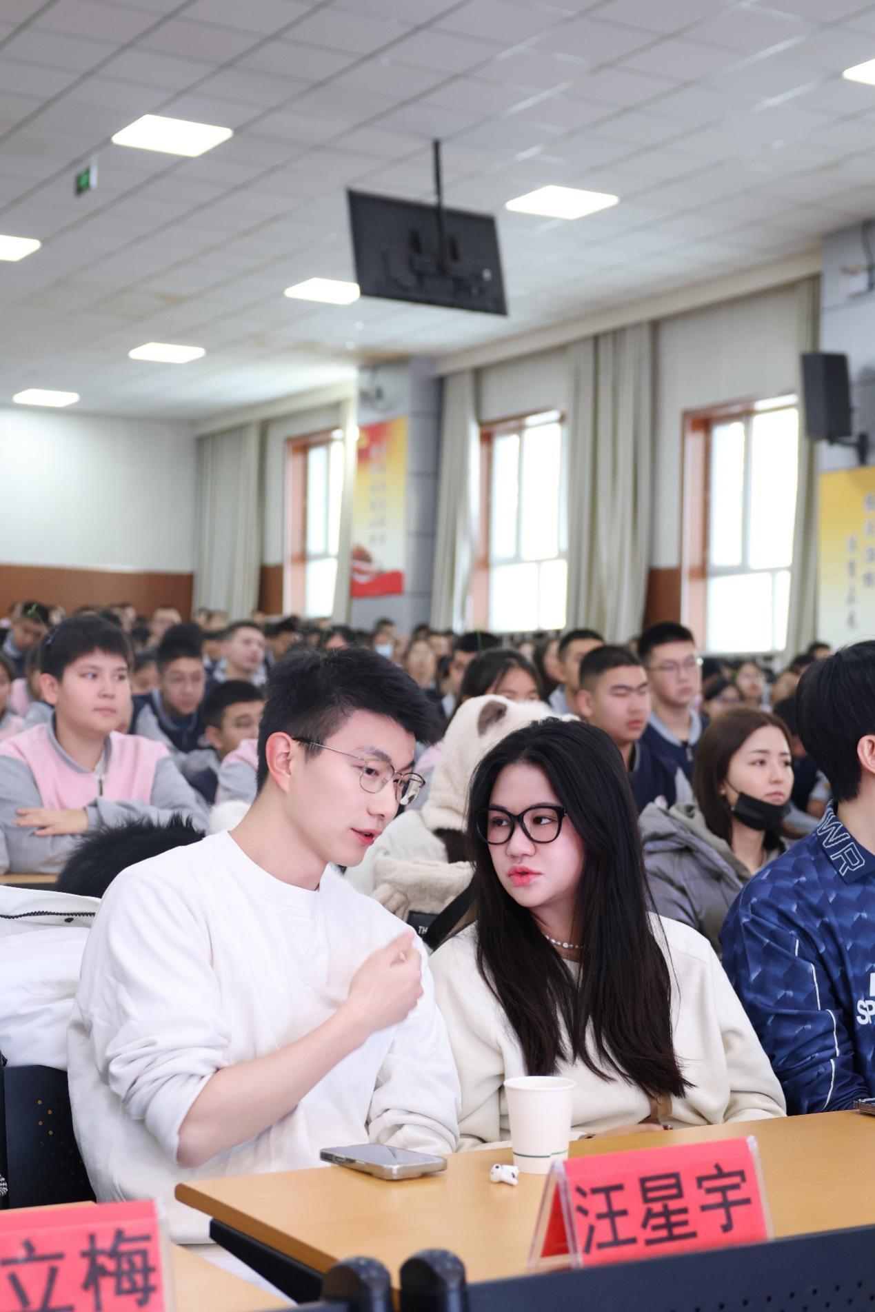 小红书商业营销中心总经理包艾璇与乡村笔记创始人汪星宇
