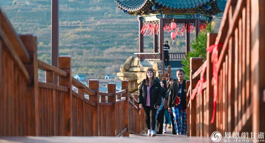 凰家体验官漫步木道，体验礼县祁山武侯祠人文与自然交融的魅力。