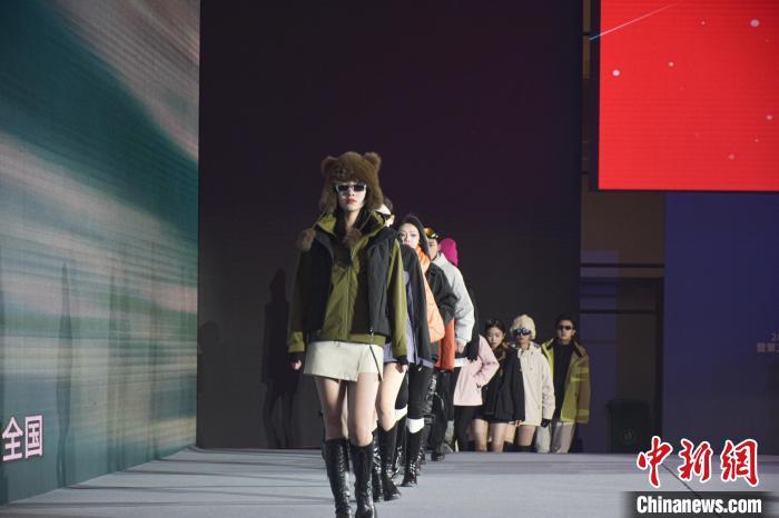 图为模特正在T台走秀。巫发阳 摄