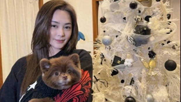 阿娇私生活风波后首发文！怀抱宠物狗合影心情不错封面图