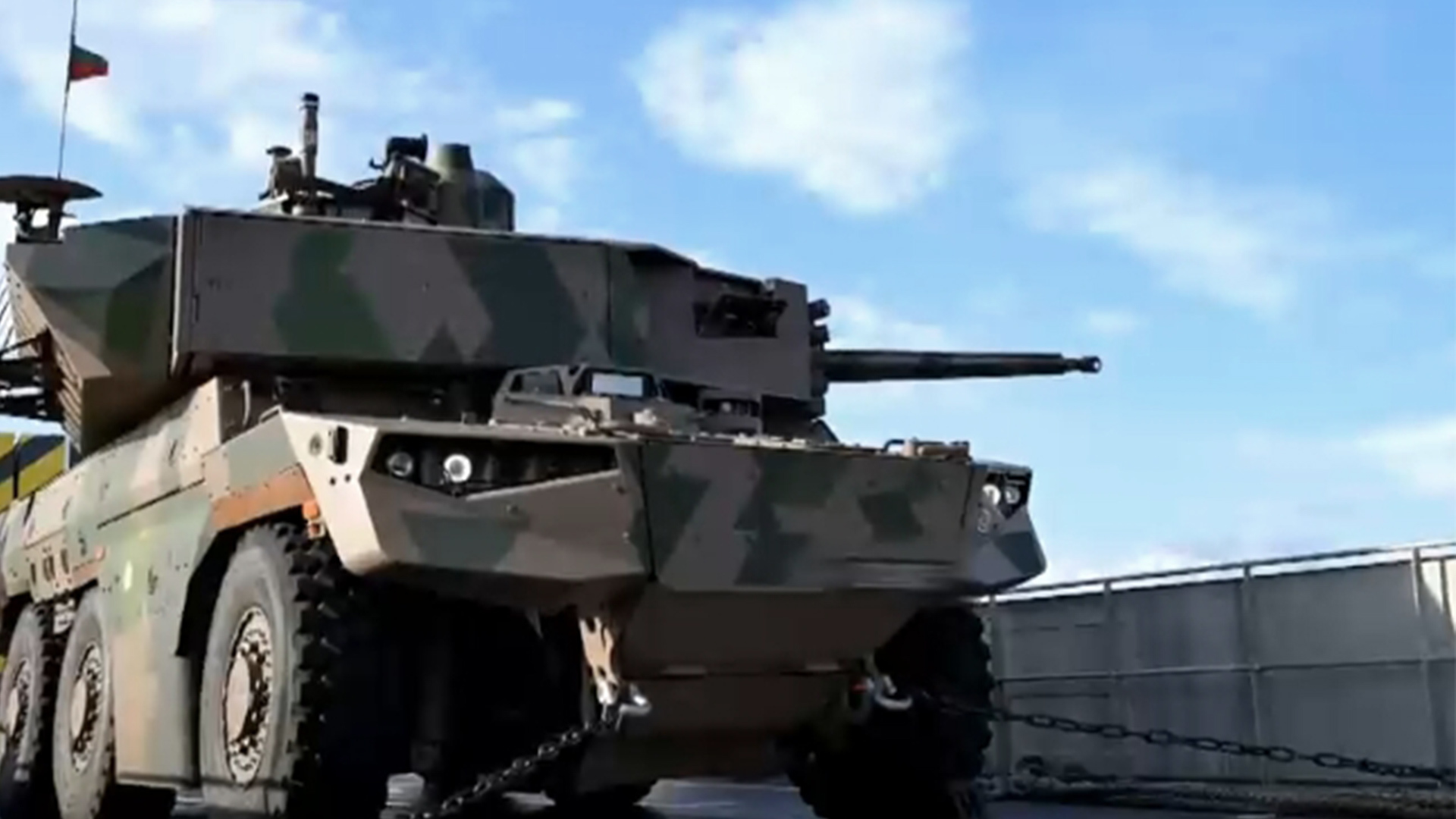 装甲车上舰 40毫米火炮射击，法国海军测试“混搭”，海上反无人机能力