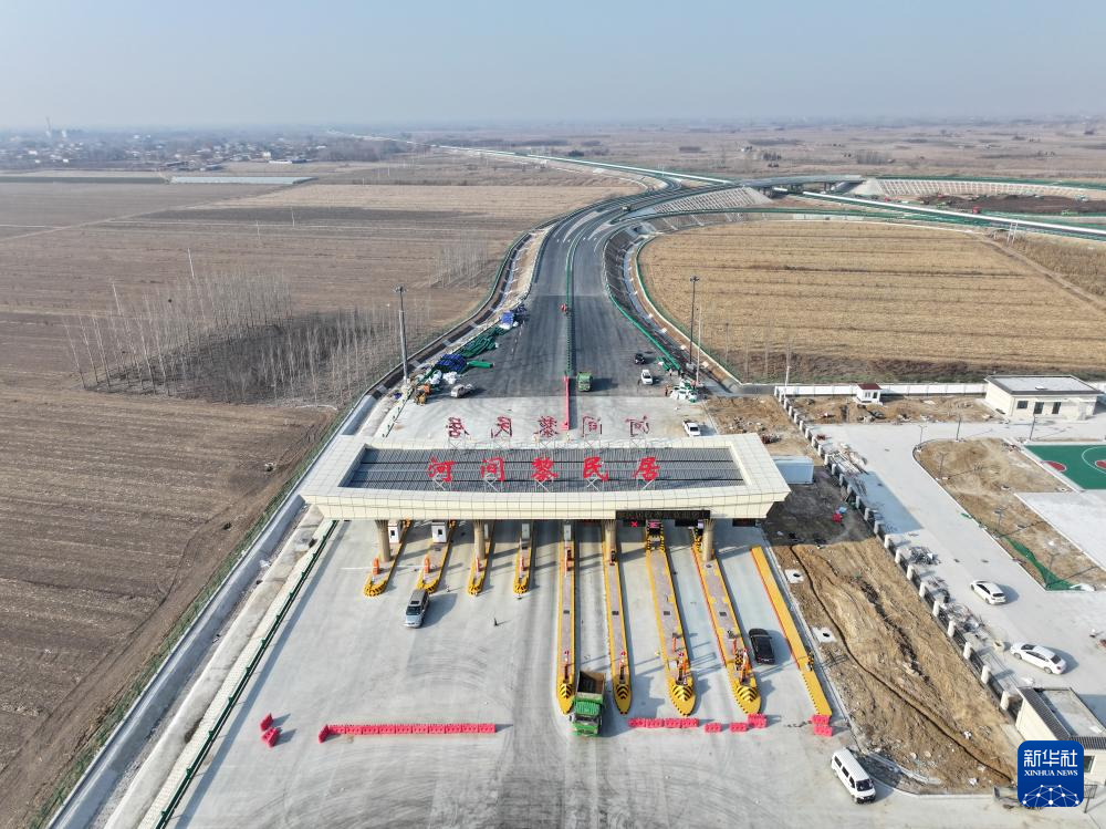 曲港高速沧州段河间黎民居收费口建设现场(12月20日摄,无人机照片)。