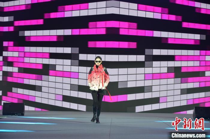 图为模特正在T台走秀。巫发阳 摄