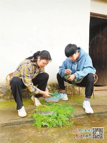 欧芳英(左一)与侄子(受访者供图)