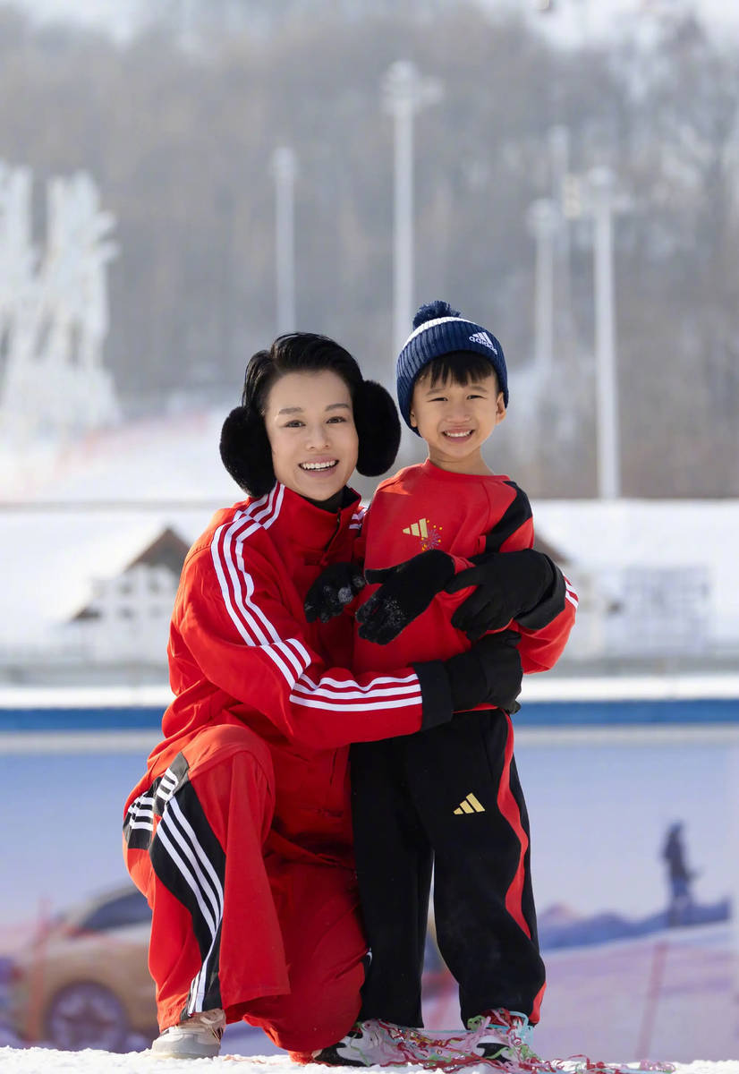胡杏儿母子温馨同框，笑容洋溢幸福满满。
